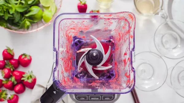 Adım adım. --Dan taze organik çilek çilek margarita hazırlanıyor.