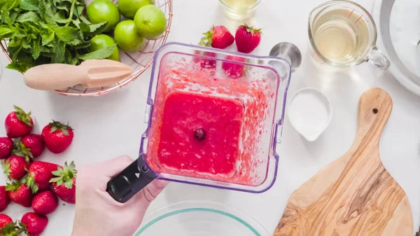 Adım adım. --Dan taze organik çilek çilek margarita hazırlanıyor.