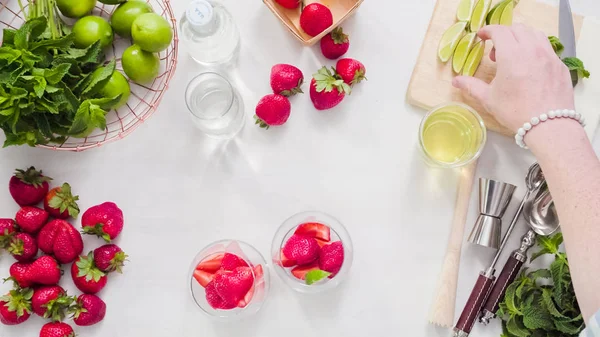 Adım adım. --Dan taze organik çilek çilek mojito hazırlanıyor.