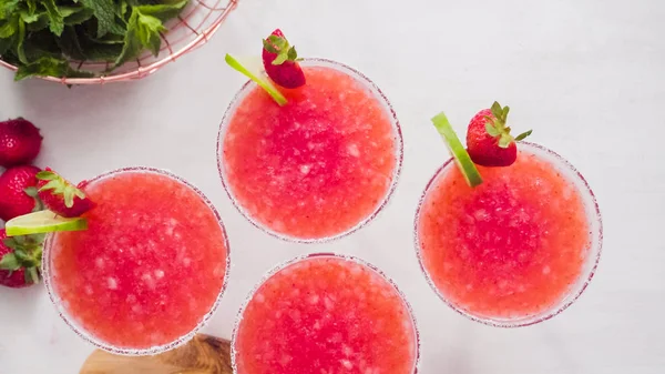 Adım adım. Taze limon ve çilek çilek margarita süsleme.