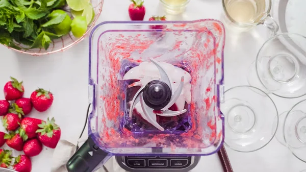 Adım adım. --Dan taze organik çilek çilek margarita hazırlanıyor.