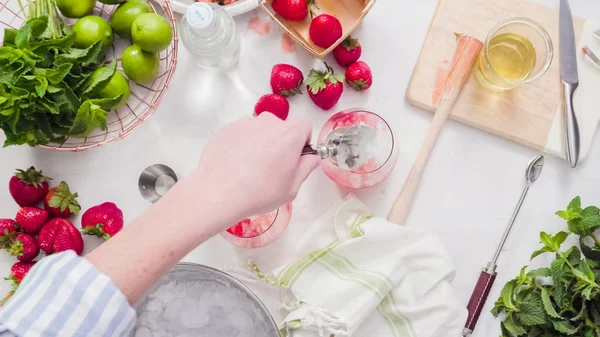 Adım adım. --Dan taze organik çilek çilek mojito hazırlanıyor.