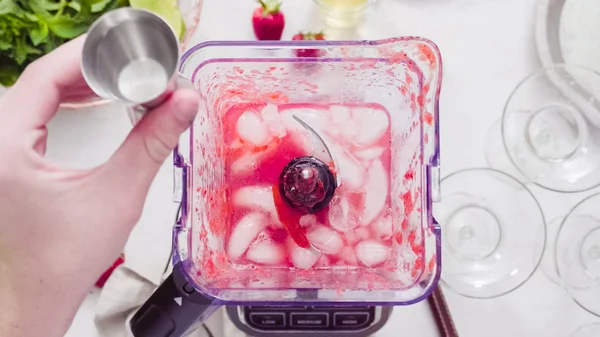 Adım adım. --Dan taze organik çilek çilek margarita hazırlanıyor.