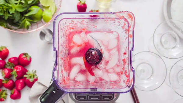 Adım adım. --Dan taze organik çilek çilek margarita hazırlanıyor.