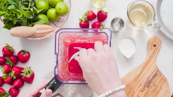 Adım adım. --Dan taze organik çilek çilek margarita hazırlanıyor.