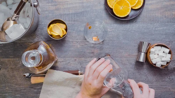 Adım adım. Kokteyl ev barda moda Bourbon eski hazırlanıyor.