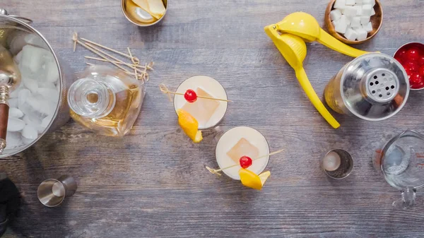 Adım adım. Ev barda kokteyl hazırlama viski kokteyli.