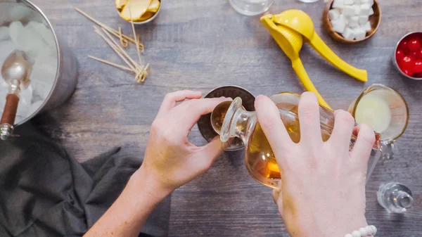 Adım adım. Ev barda kokteyl hazırlama viski kokteyli.