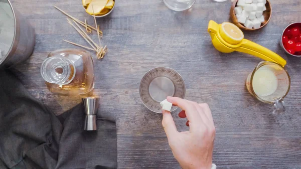 Adım adım. Ev barda kokteyl hazırlama viski kokteyli.