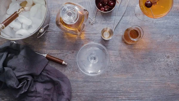 Adım adım. Manhattan ev barda kokteyl hazırlama.