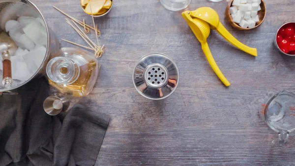 Adım adım. Ev barda kokteyl hazırlama viski kokteyli.