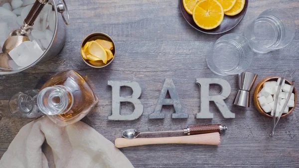 Adım adım. Kokteyl ev barda moda Bourbon eski hazırlanıyor.