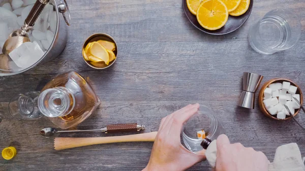 Adım adım. Kokteyl ev barda moda Bourbon eski hazırlanıyor.