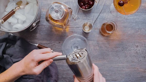 Adım adım. Manhattan ev barda kokteyl hazırlama.