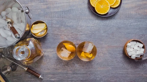 Adım adım. Kokteyl ev barda moda Bourbon eski hazırlanıyor.