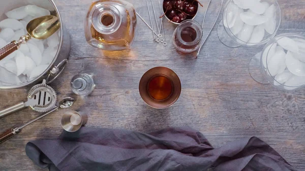 Adım adım. Manhattan ev barda kokteyl hazırlama.