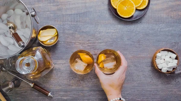 Adım adım. Kokteyl ev barda moda Bourbon eski hazırlanıyor.
