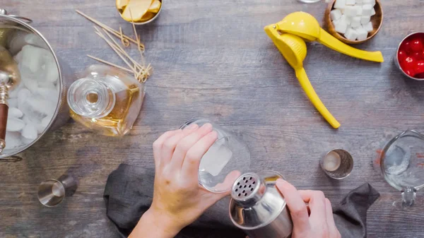 Adım adım. Ev barda kokteyl hazırlama viski kokteyli.