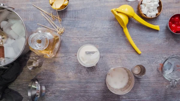 Adım adım. Ev barda kokteyl hazırlama viski kokteyli.