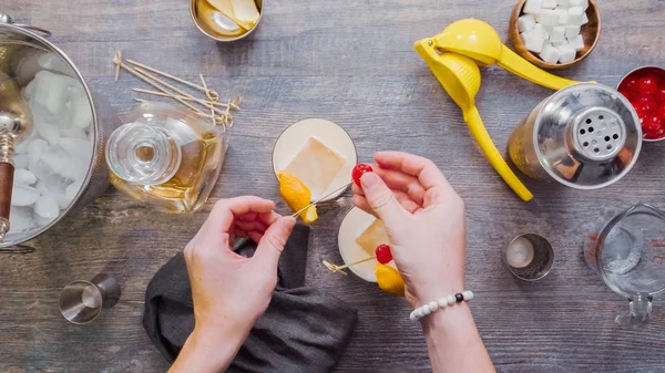 Adım adım. Ev barda kokteyl hazırlama viski kokteyli.