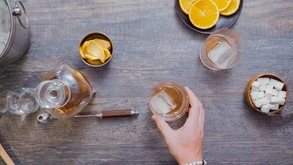 Adım adım. Kokteyl ev barda moda Bourbon eski hazırlanıyor.