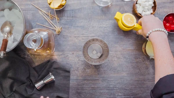 Adım adım. Ev barda kokteyl hazırlama viski kokteyli.