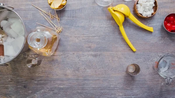 Adım adım. Ev barda kokteyl hazırlama viski kokteyli.