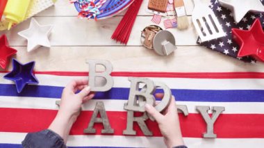 Araçlar ahşap arka plan üzerinde pişirme Barbekü ile barbekü işareti metal.