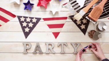 Araçlar ahşap arka plan üzerinde pişirme Barbekü ile barbekü işareti metal.