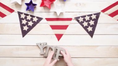 Araçlar ahşap arka plan üzerinde pişirme Barbekü ile barbekü işareti metal.