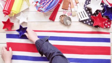 Araçlar ahşap arka plan üzerinde pişirme Barbekü ile barbekü işareti metal.