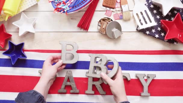 Metalen Bbq Teken Met Bbq Koken Tools Een Houten Achtergrond — Stockvideo