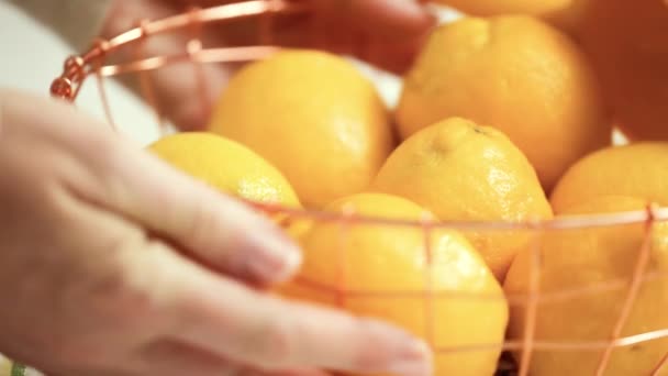 Limoni Biologici Nel Cestino Del Filo — Video Stock