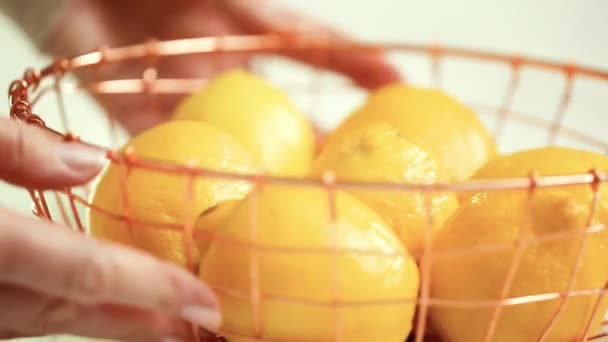 Limones Orgánicos Cesta Alambre — Vídeo de stock