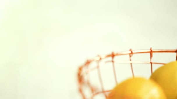 ワイヤー バスケットの有機レモン — ストック動画