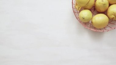 Tel sepet içinde organik limon.