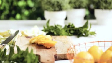 Ahşap kesme tahtası üzerinde organik limon dilimli.