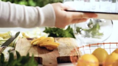 Adım adım. Bir dilim taze limon ve nane ile geleneksel limonata 