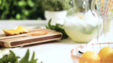 Adım adım. Bir dilim taze limon ve nane ile geleneksel limonata 