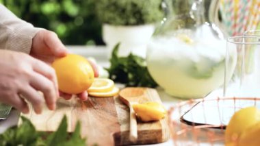 Adım adım. Bir dilim taze limon ve nane ile geleneksel limonata 