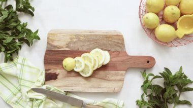 Adım adım. Bir dilim taze limon ve nane ile geleneksel limonata 