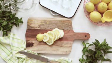 Adım adım. Bir dilim taze limon ve nane ile geleneksel limonata 