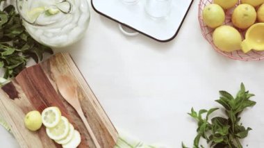 Adım adım. Bir dilim taze limon ve nane ile geleneksel limonata 