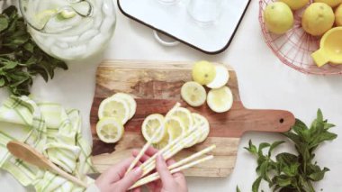 Adım adım. Bir dilim taze limon ve nane ile geleneksel limonata 