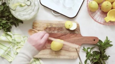 Adım adım. Bir dilim taze limon ve nane ile geleneksel limonata 