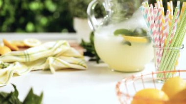 Adım adım. Bir dilim taze limon ve nane ile geleneksel limonata 