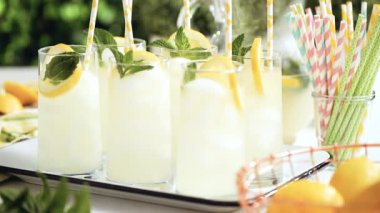 Adım adım. Bir dilim taze limon ve nane ile geleneksel limonata 