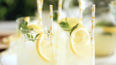 Adım adım. Bir dilim taze limon ve nane ile geleneksel limonata 