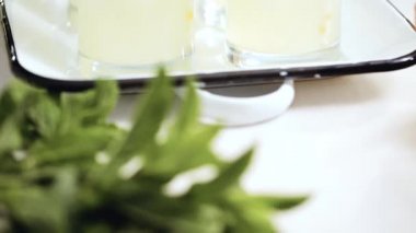 Adım adım. Bir dilim taze limon ve nane ile geleneksel limonata 