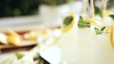 Adım adım. Bir dilim taze limon ve nane ile geleneksel limonata 